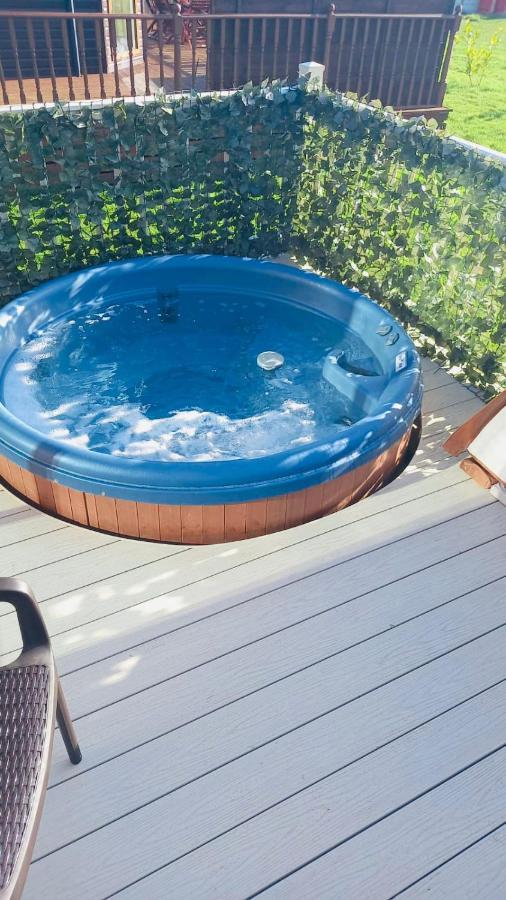 Saffron Lodge With Hot Tub Malton Esterno foto